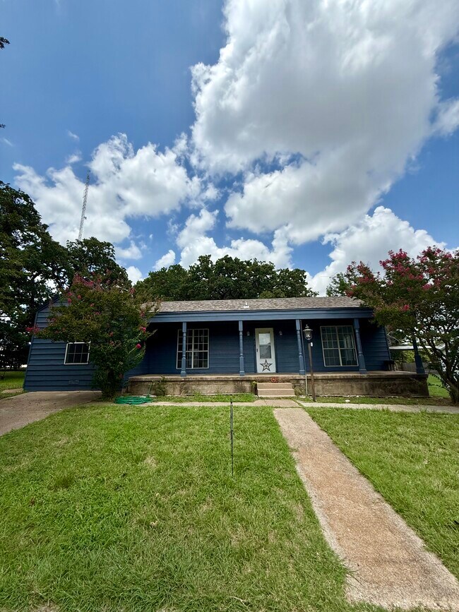 Primary Photo - 411 Dee Ln