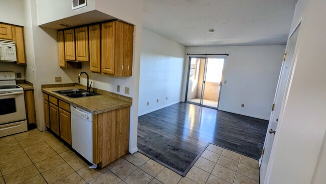 Primary Photo - 1810 E Blacklidge Dr