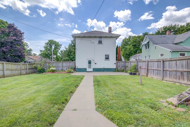 Building Photo - 4 bed home