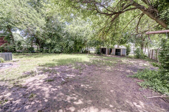 Building Photo - 1618 S Ash Pl