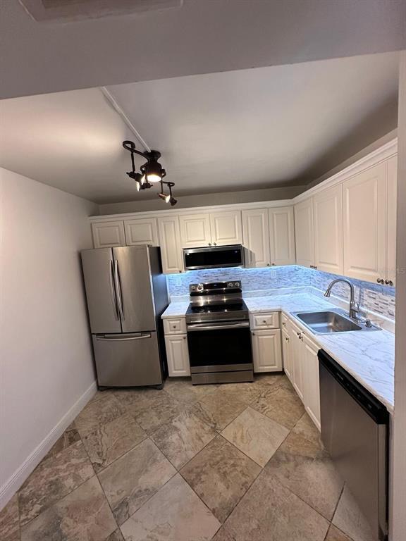 Building Photo - 721 N Pine Island Rd