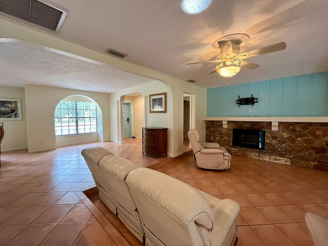 Building Photo - 3 bed/ 2 bath Beauty!