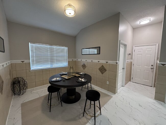 Building Photo - Large Renovated Home in Oakleaf Plantation