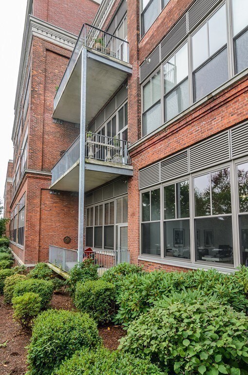 Building Photo - 156 Porter St