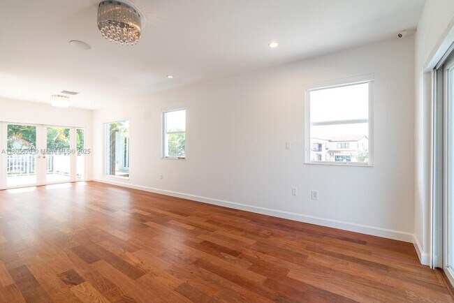 Building Photo - 1130 Lugo Ave