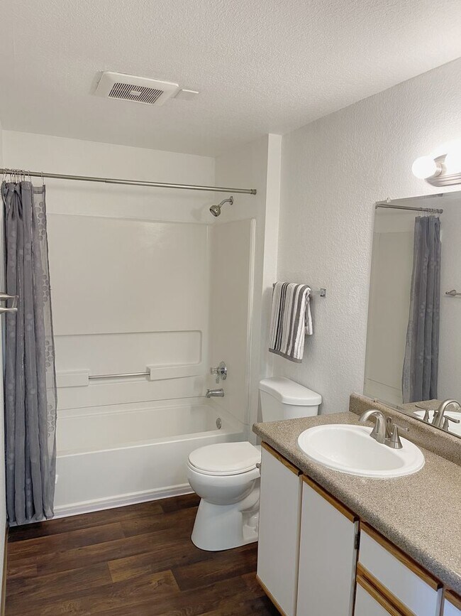 Building Photo - Lovely 2 Bedroom Apartment… Waiting for You to Make it Home!