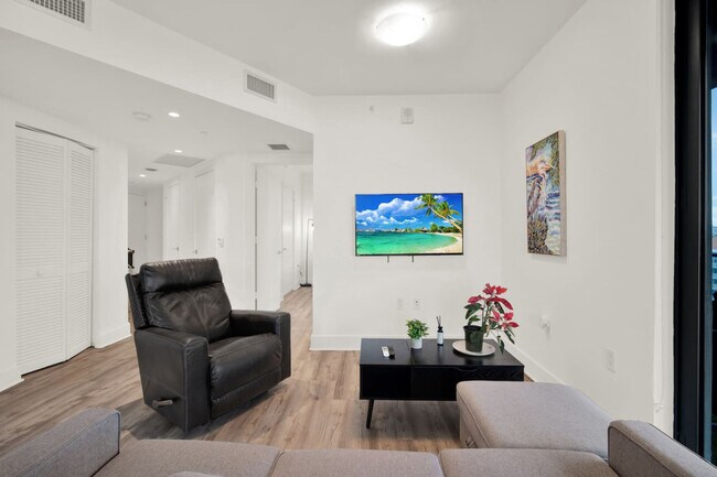 Building Photo - 121 NE 34th St