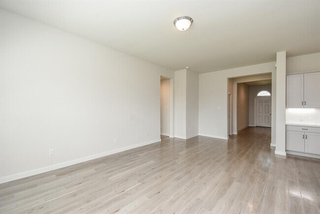 Building Photo - 3024 Myrtle Sunset Dr