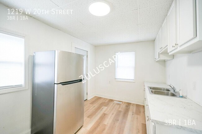 Building Photo - 1219 W 20th St