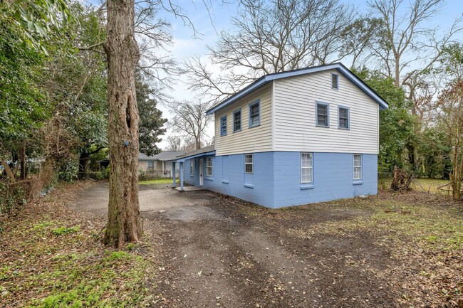 Building Photo - Charming 4-Bedroom Home in North Charleston!