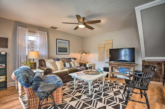 Building Photo - 240 Farmhouse Ln