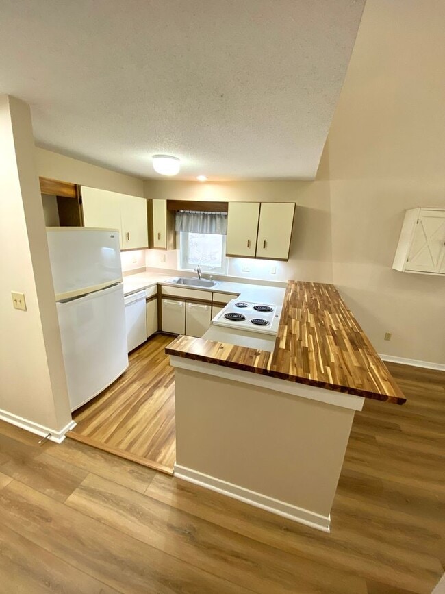 Building Photo - LOFT LIVING IN FAIRFIELD HARBOUR! Utilities Included