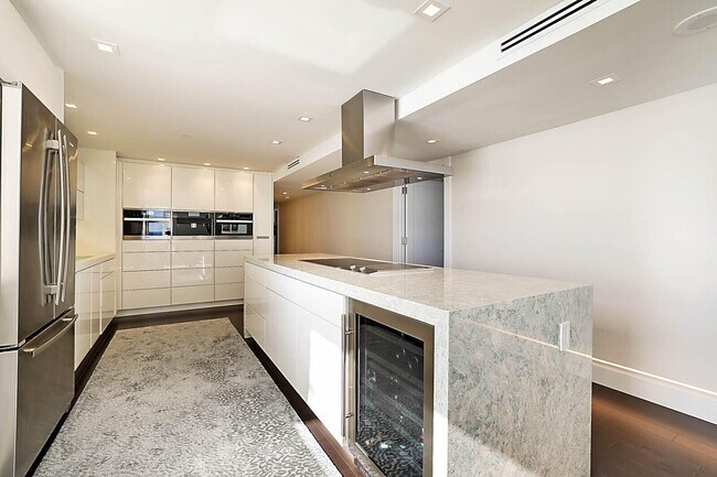Building Photo - 3407 S Ocean Blvd