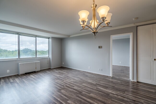 Building Photo - Stunning 1 Bed 1 Bath Condo In Popular High-Rise Fountains Building - Utilities Included