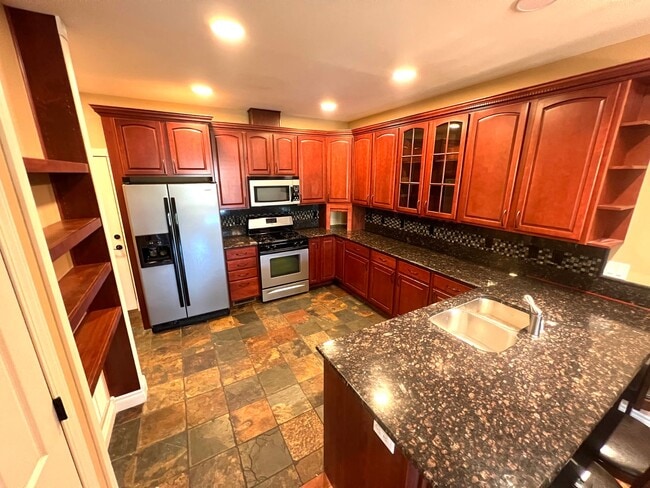 Building Photo - Beautiful 3 Bed 2.5 Bath Town House With A...