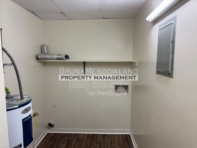 Building Photo - 1921 Meadowland Ln