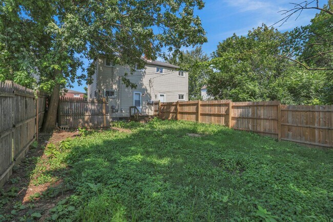 Building Photo - 898-900 Racine Ave