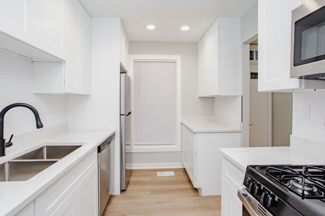 Building Photo - 1845 Bristol Walk