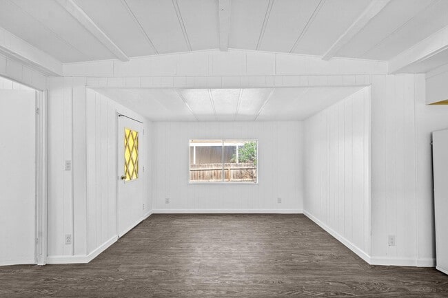 Building Photo - 5055 W. TULARE AVE SP 64 - 2 BEDROOM 1.5 BATH - MANUFACTURED HOME - SW VISALIA