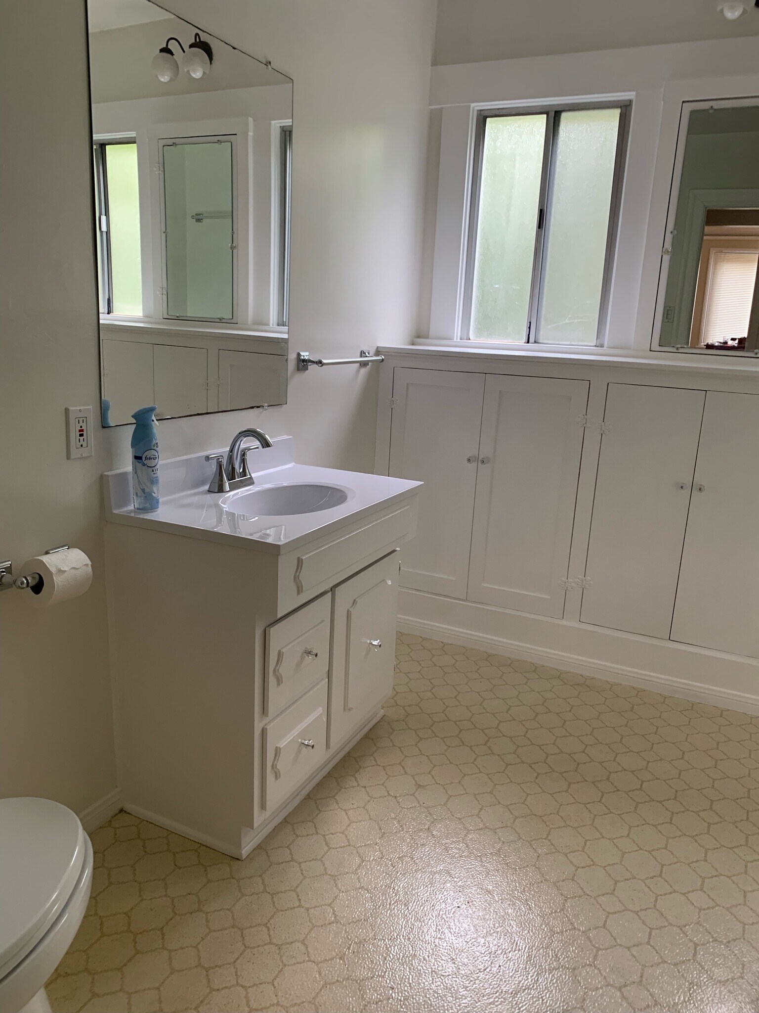 Bathroom - 1038 N Hudson Ave