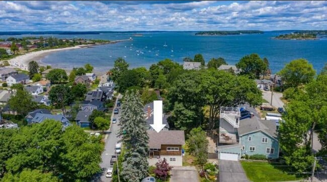 Building Photo - Stunning 4 Bed 2.5 Bath Steps from Willards Beach