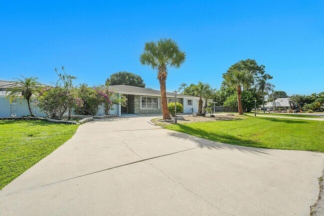 Building Photo - 154 SE Naranja Ave