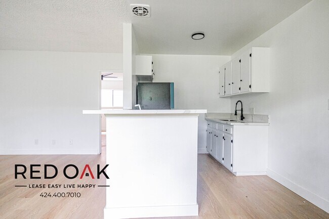 Building Photo - Spacious, Bright, and Completely Remodeled...