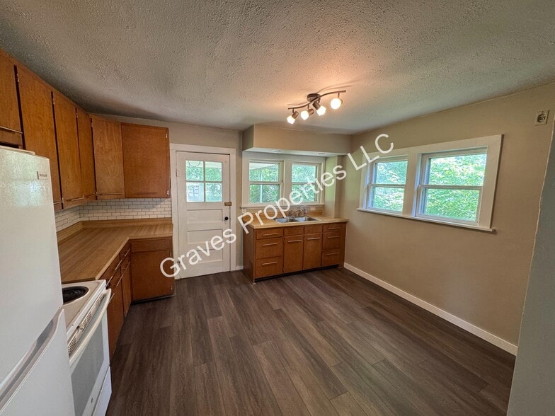 Kitchen - 515 Hillcrest Rd