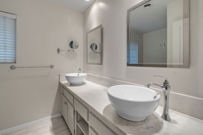 Building Photo - Charming 4 Bedroom / 3 Bathroom house in the lovely neighborhood of Lake View Terrace