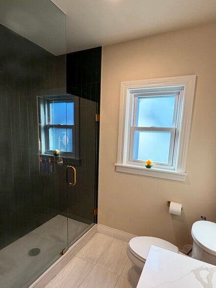 Building Photo - 2023 E 14th Pl