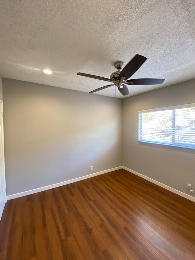 Building Photo - 1411 College View Dr