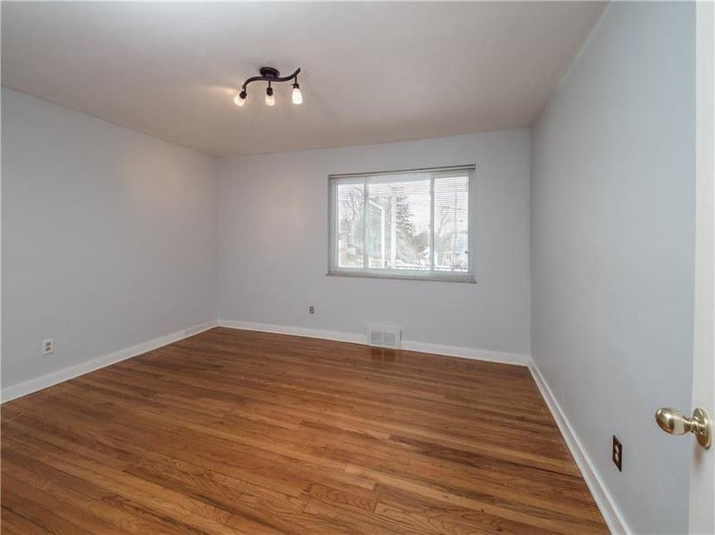 2/3 bedroom - 3350 Gibsonia Rd