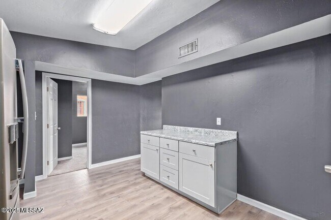 Building Photo - 843 E Alturas St