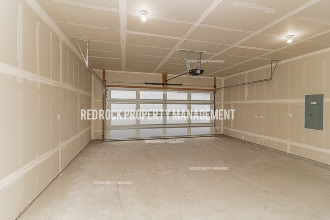 Building Photo - 624 S Crescent Ln