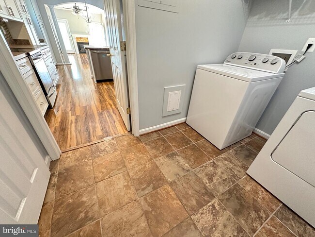 Building Photo - 6504 Feather Edge Court