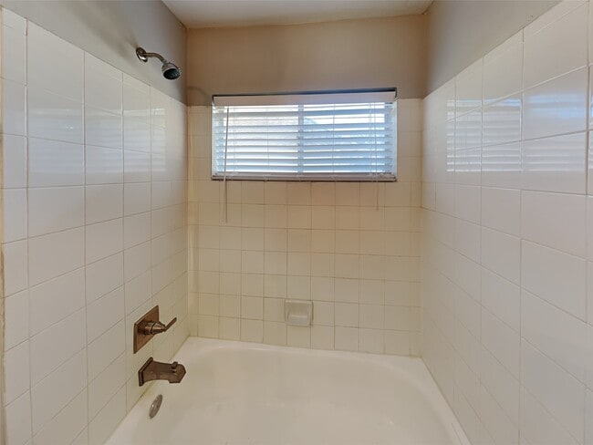 Building Photo - 17826 Camden Oaks Ln