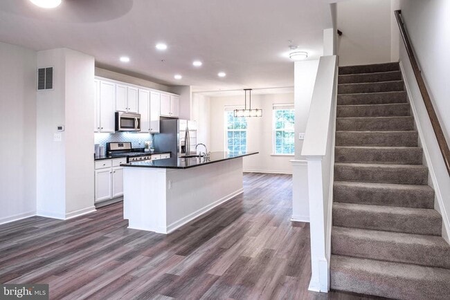 Building Photo - 3541 Woodlake Dr