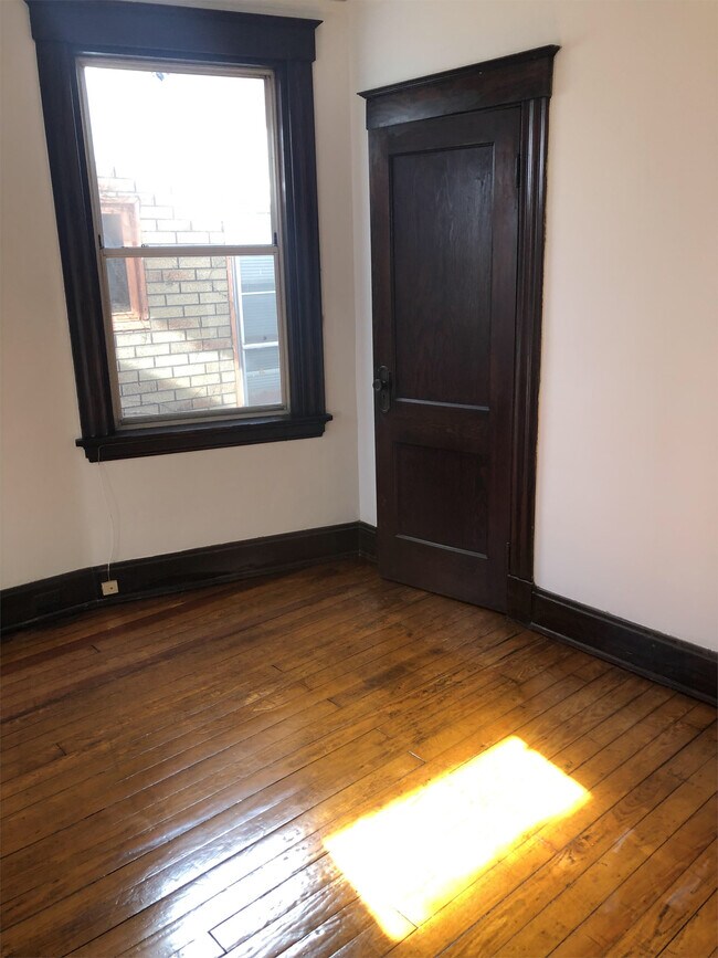 Building Photo - 2346 Ravine St