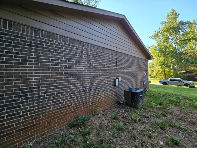 Building Photo - 11 Brookfield Dr