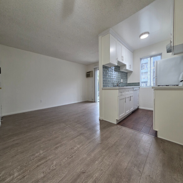 Building Photo - 3841 Mentone Ave