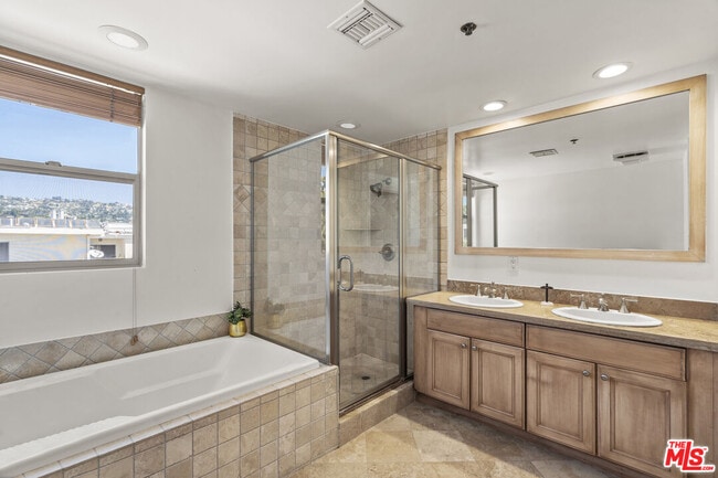 Building Photo - 122 N Clark Dr