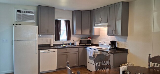 Building Photo - Newly Redone 2 Bed/1 Bath Apartment in Eli...