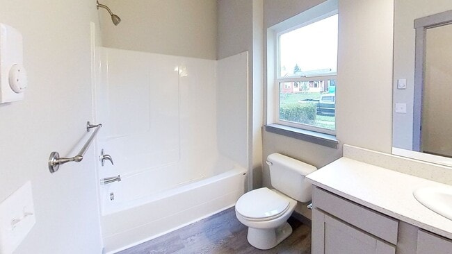 Building Photo - Newer 7 Bedroom 3 Bath unit!!!