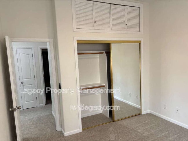 Building Photo - 3031 Daggett Dr