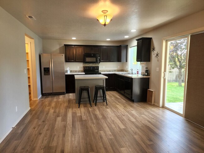 Building Photo - Beautiful 3 bedroom, 2.5 bathroom home with loft  in West Boise. Great floor plan that has everyt...