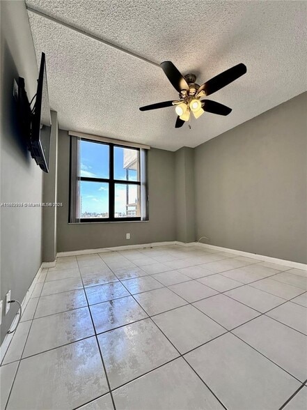 Building Photo - 2500 Parkview Dr