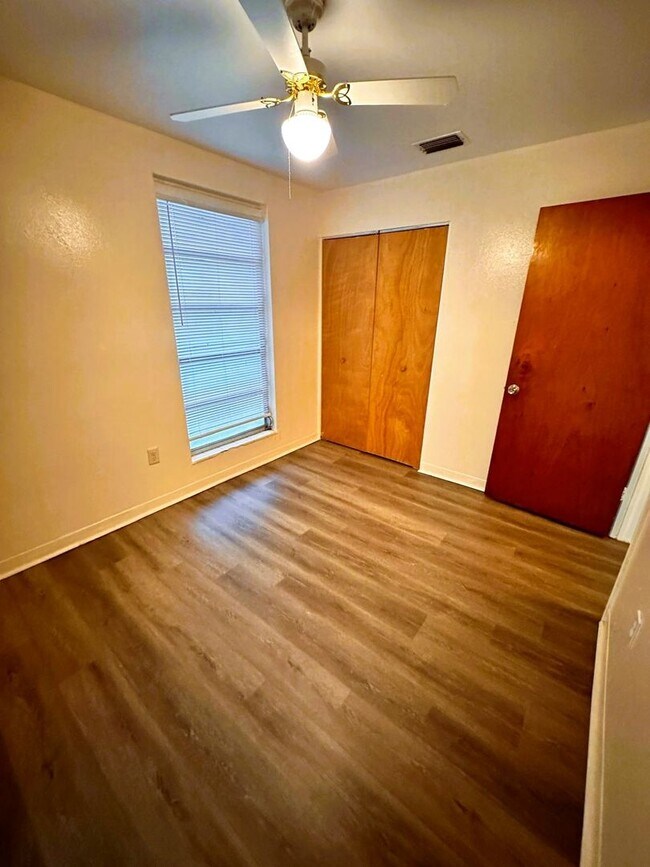 Building Photo - 1007 Flamingo Dr