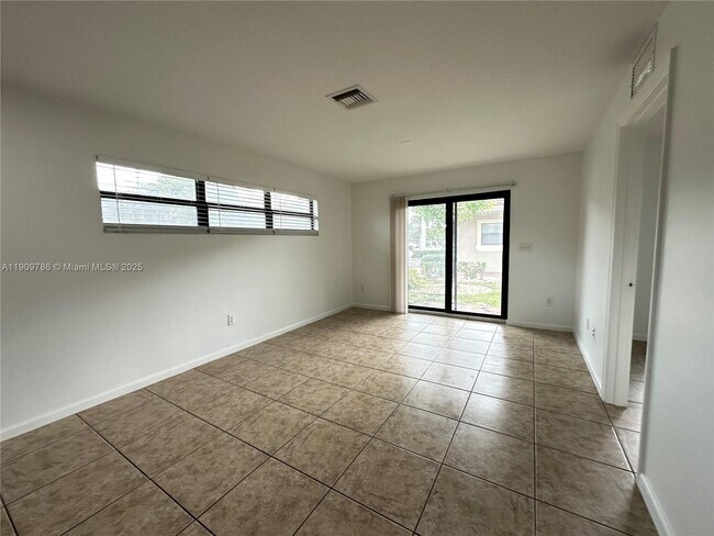 Building Photo - 1045 NE 10th Ave