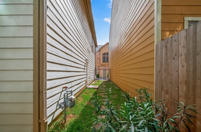 Building Photo - 1323 Studer St