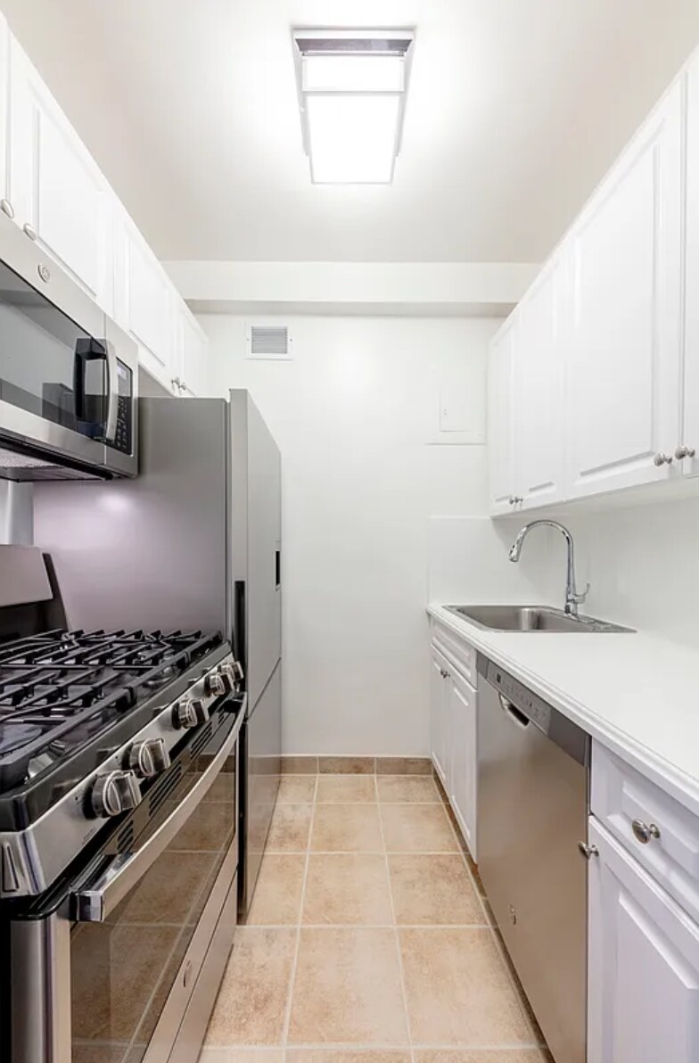 Building Photo - 248 E 68th St